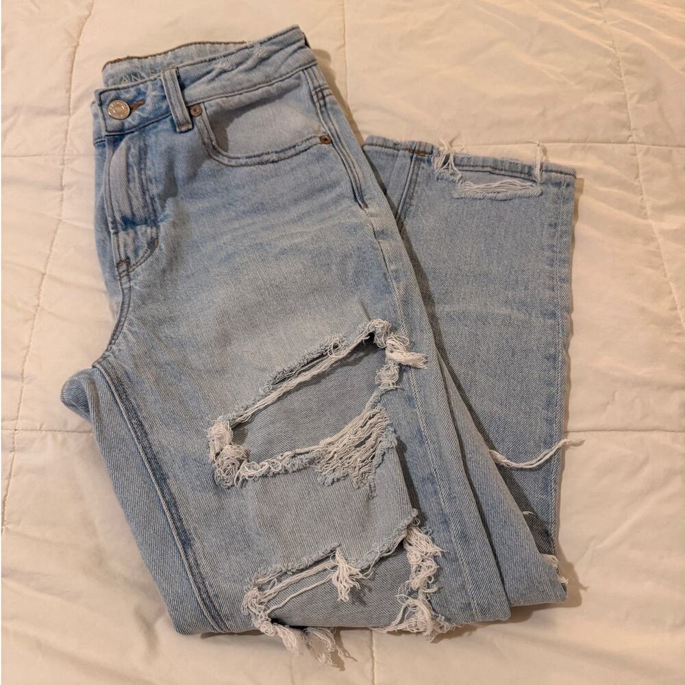 American Eagle Mom Jeans – Light Wash Ripped – Size 2 Short (STRIGID)
